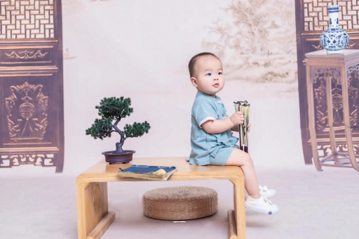 三河宝宝边吃奶边挣扎烦躁